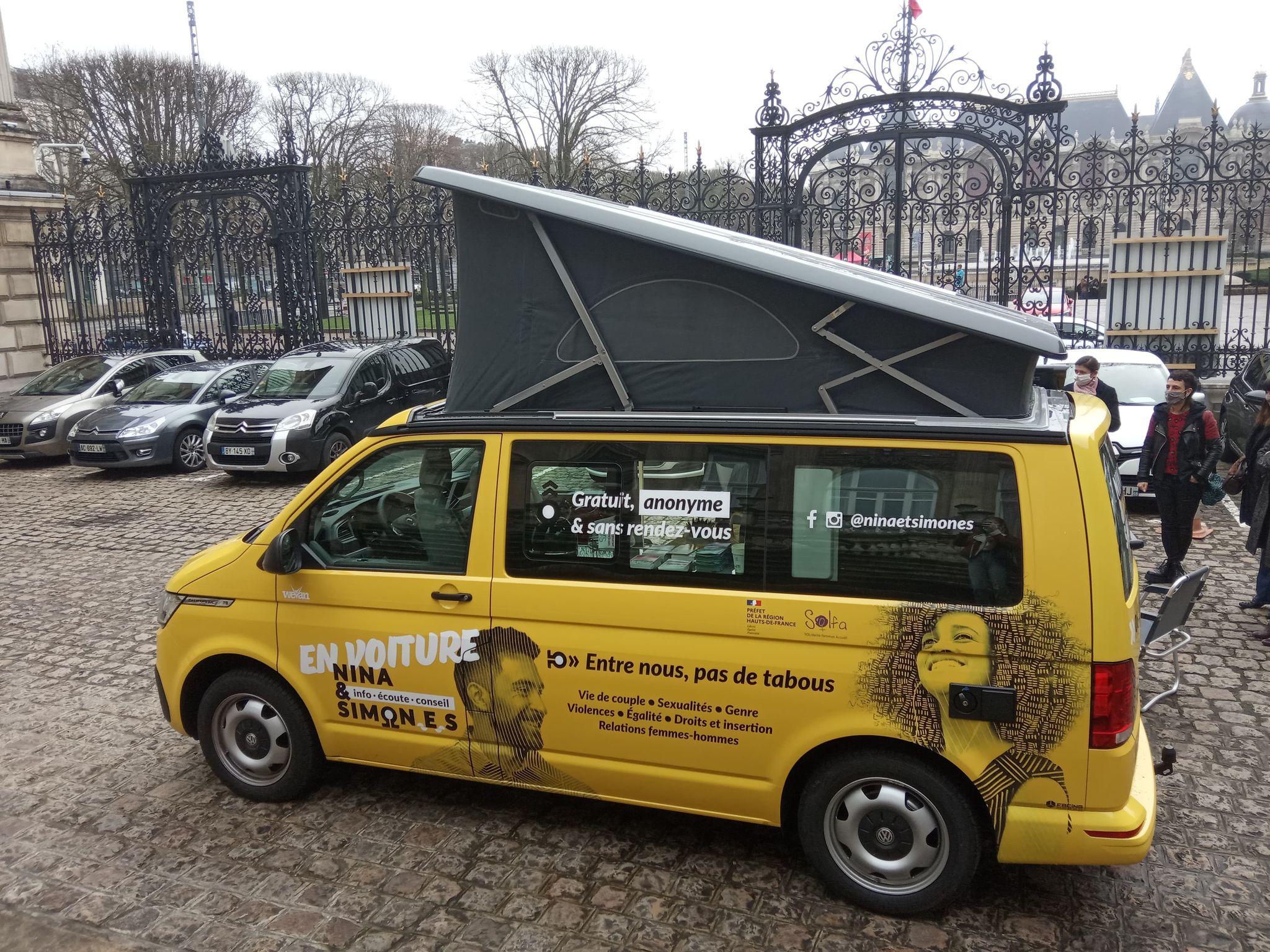 En voiture Nina et Simon.e.s, la version mobile du point d'écoute de